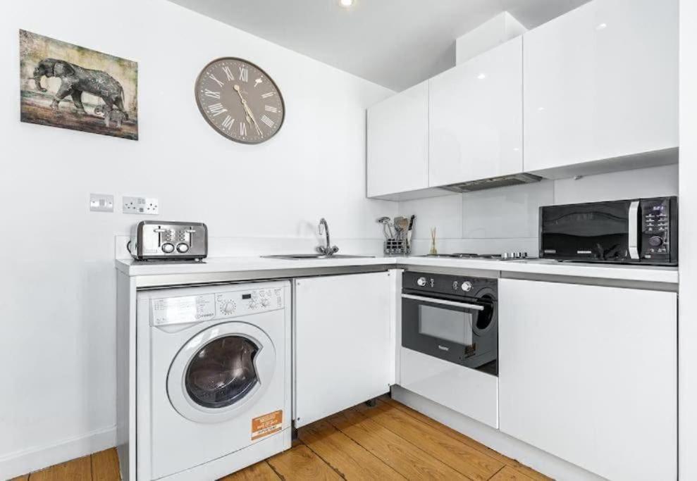 1 Bedroom Flat Piccadilly Sleep 7 In London Vr10 Exterior photo